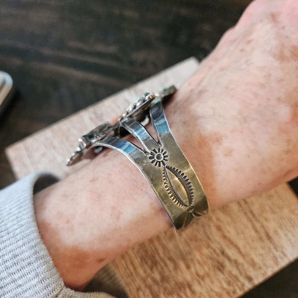 😍SOLD😍Vintage 1950's Collector Artist Signed Zuni Knifewing Cuff - Picture 4 of 8